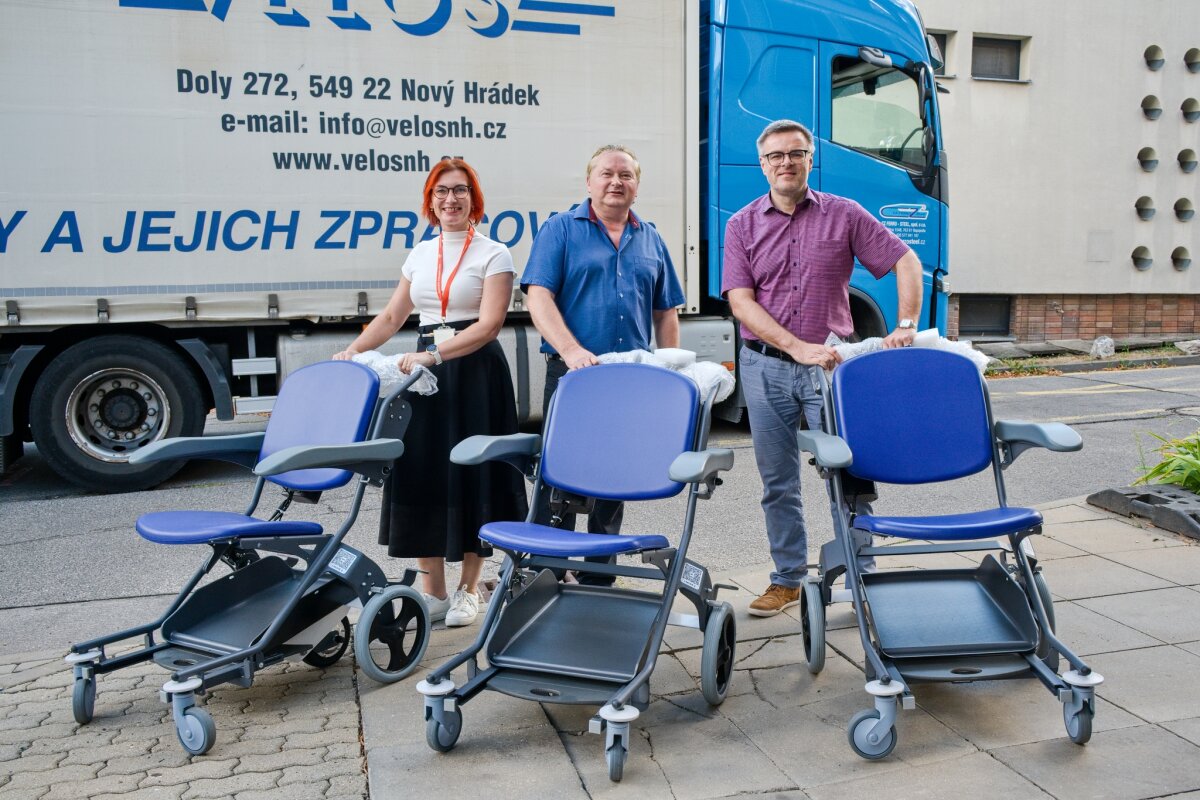 Dvoumilionový dar moderních lůžek a&nbsp;křesel od společnosti CZ FERRO – STEEL výrazně zvýší komfort pacientů a&nbsp;sníží zátěž personálu